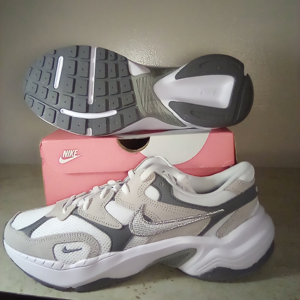 Gray Silver Metallic White Women's Nike Running Shoes - Picture 13 of 14